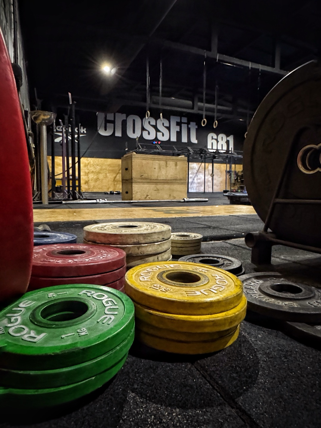Групова тренировка с медицински топки и гири в залата на CrossFit 681